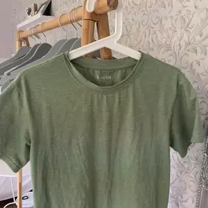 oversized t-shirt från shein. den är i fint skick då jag nästan aldrig använt den. 