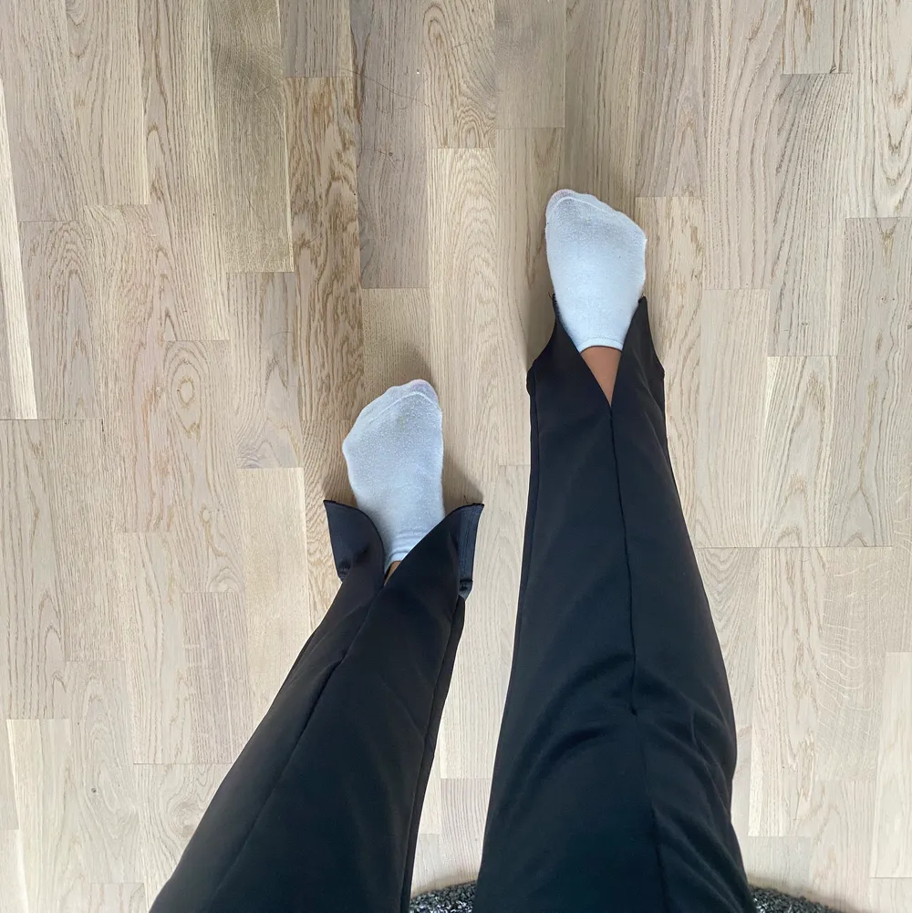 Säljer dessa snygga byxor med slits längst ner vid fötterna. Endast använda 1 gång. Sitter snyggt på & längden är perfekt (är 177). Köparen står för frakt 💞. Jeans & Byxor.