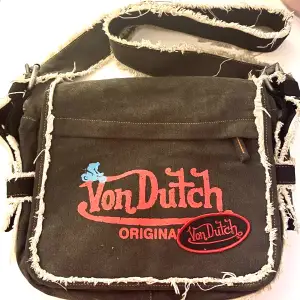 Äkta Von Dutch väska ha plats för dator o m.m ( on hold)  köpt direkt för 1000 plus frakt 