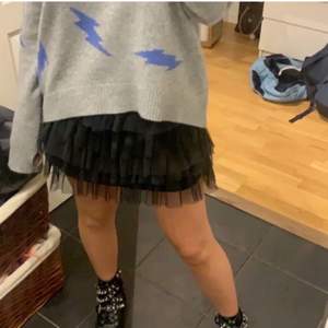 Säljer denna populära kjol från zara som inte längre sälj🥰Den e i fint skick 