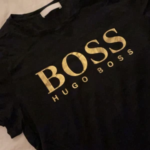 Hugo boss T-shirt  - Använd Max 1 gång, jätte fint skick och inte alls ”uttöjd” vid trycket på bröstet. 350kr