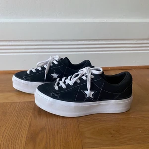 Converse one star platform  - Köpta nyligen från tradera. Första bilden lånad. Är i storleken 36.5 men förstora för mig som normalt sätt är 36.5. Skulle mer säga att de är i storlek 37. Bara använda några få gånger av mig💗