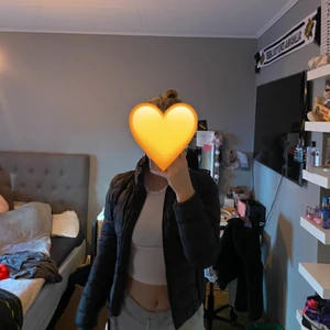 Parajumper jacka - Köpte för 2 år sen från kidsbrandstore, bra skick. Storlek s. Jag är 1,65 och ni ser ju hur den sitter på mig