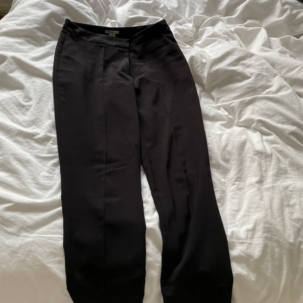 Svarta kostymbyxor i storlek 36 från H&M. Jeans & Byxor.