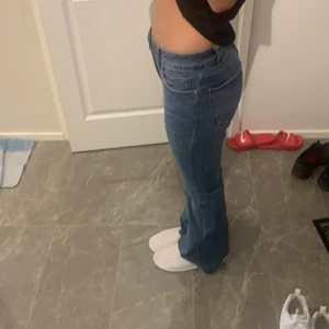 Utsvänganda byxor  - As snygga bootcut jeans som dessutom är lågmidjade. Asbra passform och lita långa för mig som är 162💗 använt ett par gånger men de är som ny skick!  Storlek 36 men passar mig som är 34, nypris 400kr