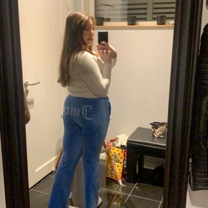 Juicy couture  - Som nya, använda fåtal gånger. Säljer för att dom inte kommer till användning. Köparen står för frakten! 