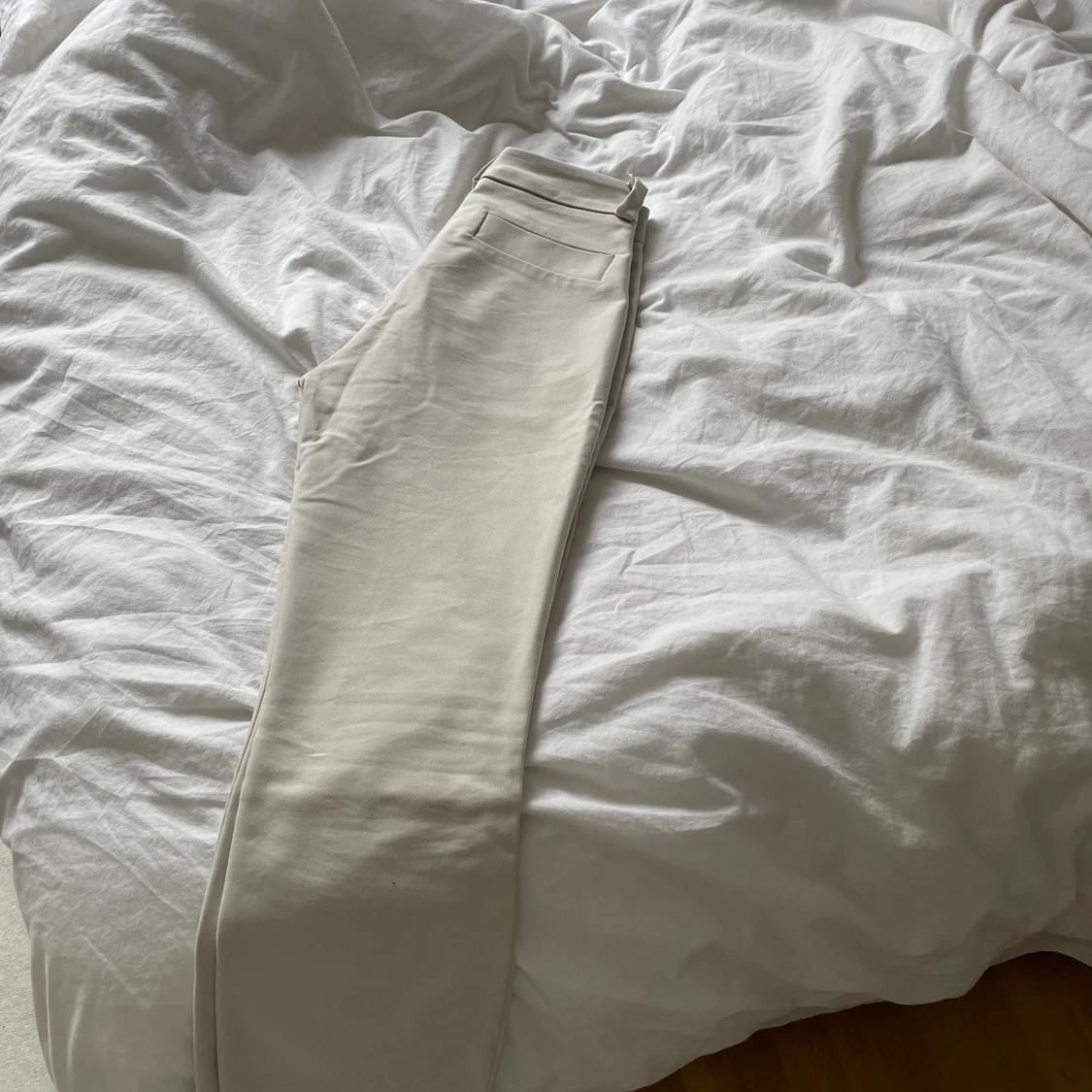 URSNYGGA KOSTYMBYXOR - 90