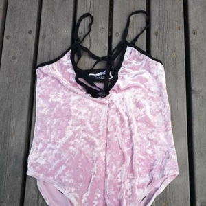  Rosa Killstar body - En killstar topp i silke som tyvärr inte kommit till användning på senaste tiden, jättefin och använd typ 3 gånger, nästan i nyskick