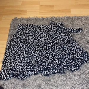 Kjol storlek 36 - Jätte fin kjol men tyvärr beställd i fel storlek, aldrig använd. Köptes i somras 