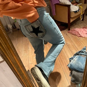 Jeans - Säljer dessa svinsnygga som jag själv har sytt på fickor på sant klippt en slits längst ner! Dessa jeans är lowwaisted och sååå himla sköna!😍💖 kan mötas upp i Stockholm eller frakta🤝