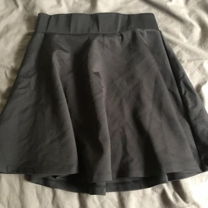 Kjol från Kappahl - Jättefin veckad kjol (inte tenniskjol) från Kappahl, stretchig midja. 