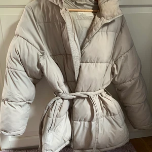 Nelly - Säljer min vinterjacka från Nelly då den inte är min stil. Den är skön och varm. Kan skicka på posten😊 Fråga gärna ifall du har några frågor. Först i kvarn💕