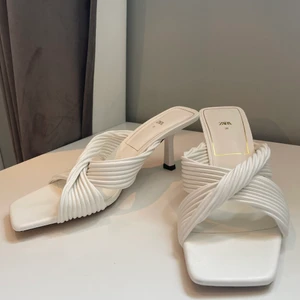 Klackar från ZARA (oanvända) - Oanvända klackar från Zara. Säljer då jag inte kan gå rakt i klackar utan någon häl 😮‍💨