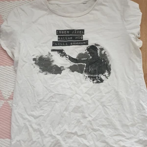 T-shirt  - Ingen kallar mig lilla gumman t-shirt .