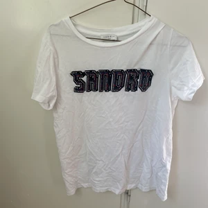 Sandro t shirt  - Snygg Sandro t shirt som inte längre kommer till användning. Mycket bra skick. Köparen står för frakten😊