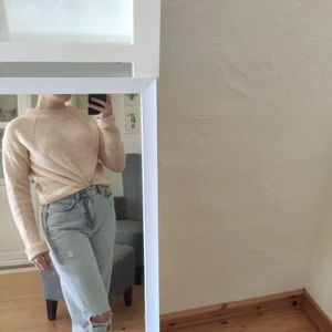 Stickad tröja - Stickad tröja i storlek S och färgen peach. Passar bra nu till hösten tillsammans med ett par highwasted jeans och en kappa 🥰