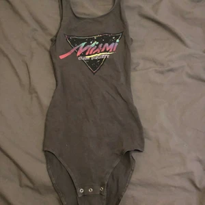 H&M body, storlek XS - Jättefin body från H&M med tryck, använd en eller två gånger. 