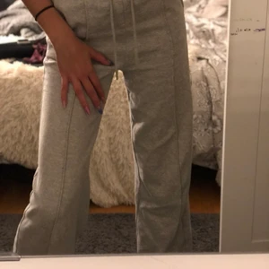 grå vida mjukis - jag säljer dessa mjukisbyxor eftersom de blivit för korta på mig som är ca 1,73 då dom går till början av foten. dom är hur sköna som hälst, och sitter jätte fint, skulle rekommendera dessa för dom som är 1,67 neråt, det är storlek xs och dom är ifrån ginatricot! ny pris vet jag inte exakt men skulle gissa på 299;- säljer för 150kr pris kan diskuteras.