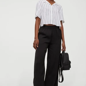 SATIN BYXOR - Säljer dessa som enbart är andvända 1 gång, köpa för 349:- och säljs pågrund av jag har liknande redan.  Jätteskönt material som inte är genomskinligt och perfekta i midjan.