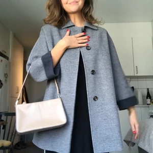 Massimo Dutti Kappa - En fantastisk kort kappa i ull från Massimo Dutti. Älskar den här men har tyvärr inte så mycket användning av den i min garderob som jag önskat. Mycket sparsamt använd, går att räkna på en hand. 