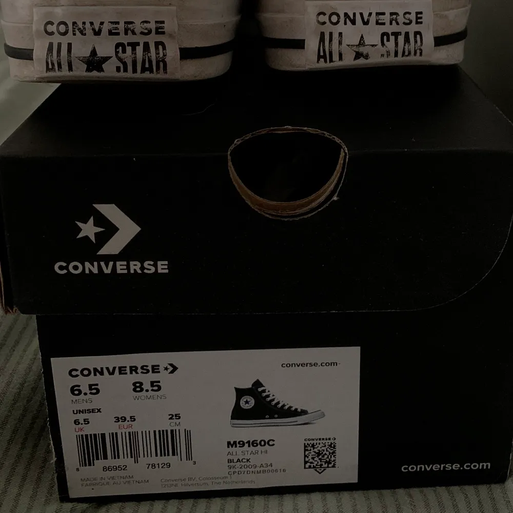 Säljer mina svarta converse strl 39,5. Fint skick! Säljer för 300kr + ev frakt. Har kvar orginalboxen så man får med den 😄. Skor.