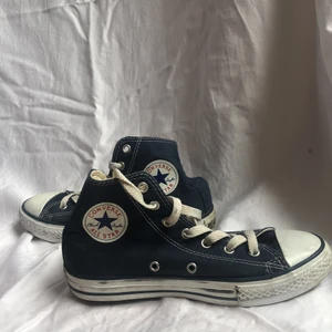 Blåa converse  - Blåa converse till salu!! Knappt använda! Storlek 35 men passar mig som har 36.