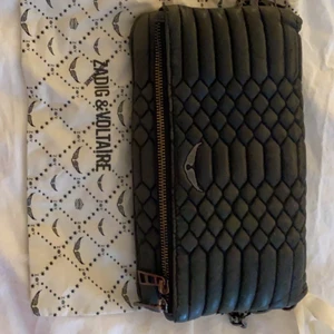 Zadig väska - Säljer min zadig i modellen matelasse, använt skick och kedjorna har missfärgats lite men inget man tänker på när man har den på sig. Därav priset. Köpt för 4000 ❤️