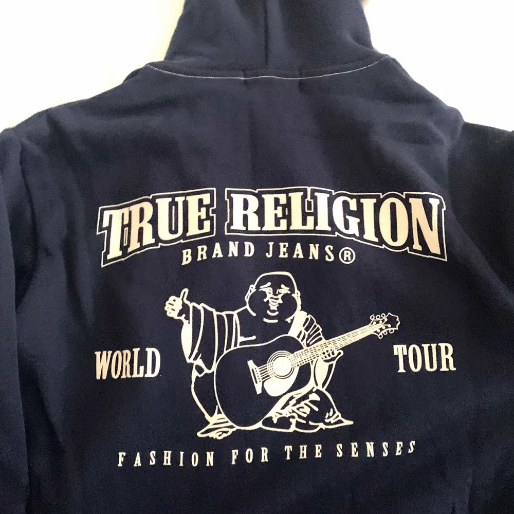 True religion zip hoodie i ny skick::) köpt för ca 1k5 på deras webbsida, pris kan alltid diskutera! Köp direkt för 999 🥲😊. Hoodies.