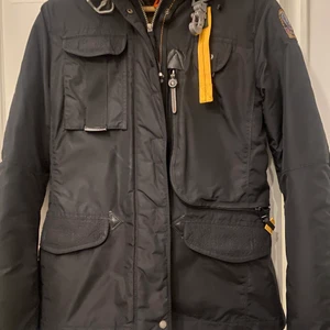Parajumpers Jacka - Nu väljer jag att sälja min varma vinterjacka från Parajumpers som tyvärr inte kommer till andvändning. Har andvänt jackan ungefär 5 gånger och den ser ut som ny. Jackan är köpt på NK i Stockholm och jag har kvar kvitto och tagen. Nypris 9500kr. Storleken är i Medium, slim fit. 