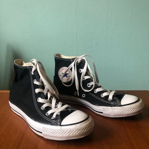 Svarta Converse  - ❗️lägger ut igen pga oseriös köpare❗️Svarta Converse. Storlek 39. Använda men i ok skick. Säljer pga för stor storlek. Obs, tyget har lossnat från gummit på ett ställe på den vänstra skon. Se bild 3. Frakt tillkommer men möts gärna upp i Stockholm för enkelhetens skull. Ställ gärna frågor om du har några :)