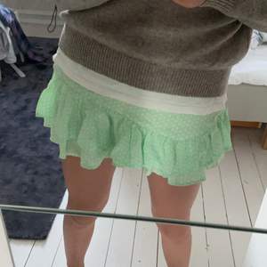 Jätte söt kjol från zara men små shorts under i storlek S💕💕skriv för intresse😌