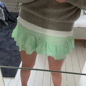 Kjol från zara  - Jätte söt kjol från zara men små shorts under i storlek S💕💕skriv för intresse😌