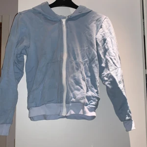 Ljusblå jättefin kofta i strl S💕💕💕 - Ljusblå kofta med vit dragkedja och luva, superfin☺️😍💕