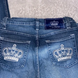 Intressekoll!!  - 💫 Säljer endast vid bra bud 💫 Victoria Beckham jeans som jag har köpt second hand! Storlek 31, motsvarar XS/ S skulle jag kunna tänka mig, går ända ner till marken på mig som är 168 ish! Bud från 300❤️ insydda lite vid midjan (se bild tre) då de va lite för stora i midjan innan! ( KÖP DIREKT FÖR 400 PLUS FRAKT)