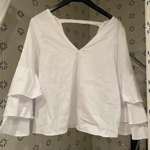 Zara topp  - Knappt använd vit volangblus från zara. 