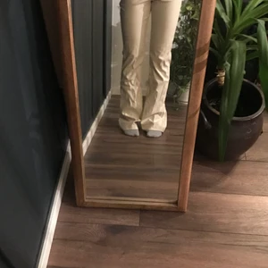 Beige skinnbyxa - Jättefina skinnbyxor i fint skick! Långa i benen och mellanhög midja. Köparen står för frakten!