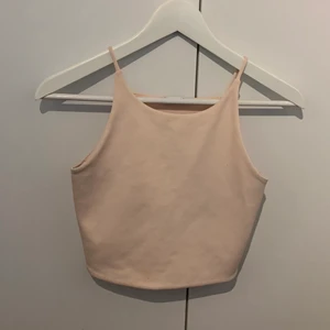 Crop-top - Babyrosa crop-top i strl S. Frakt 20kr eller gratis vid köp av fler än ett plagg💕