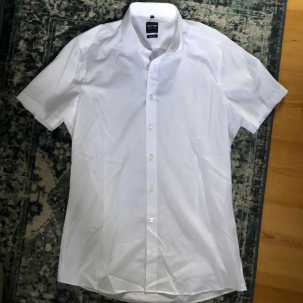 Så fin skjorta i bra skick, bortsett från fläck (se bild 2)❤️ passar ca xs-m . Skjortor.