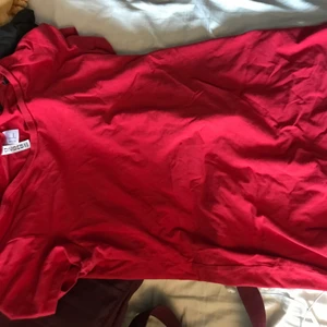 Röd T-shitt - Röd T-shit Divided H&M basic storlek M. Använd men bra skick. Pris: 50kr