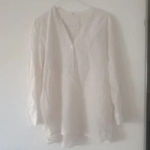 Filip k blus - En v.fin Filippa k blus, färg vit.storlek M, material: 63% viscose och 37% silke. Jag bjuder på frakten.