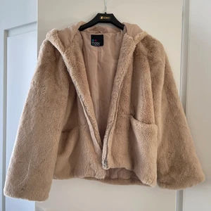 Jacka från berskha  - Supermysig Teddy jacka i beige från berskha med luva. Pris kan diskuteras 