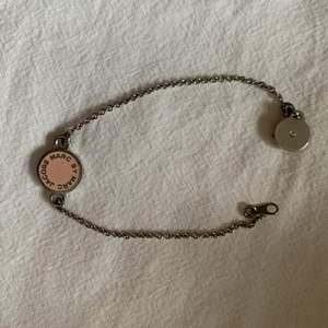 armband från marc jakobs i rosa och silver 