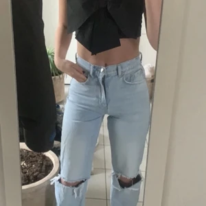 Gina 90’s High waisted jeans - Säljer nu dom här populära Gina jeansen, köpt från en annan tjej här på plick men dom satt inte så bra på mig så säljer vidare💕 nypris ligger kring 500 kr