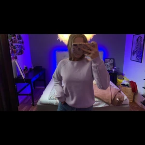 Sweatshirts  - Säljer denna fantastiskt fina sweatshirten från lager 157. Köparen står för frakt. 