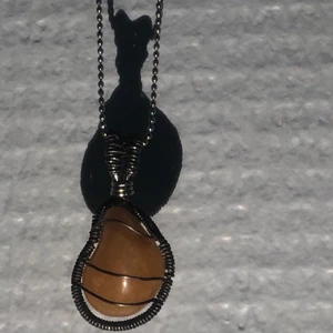 Orange kalcit-hänge - Ett hänge med orange kalcit! Äktar kristall [kedja +15kr] har du någon fråga? Skriv ett meddelande!😊