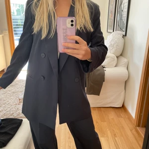 Blå kostym  - En blå kostym från H&M, storlek 36 i båda delarna😍 Nypris 750kr. Använd 1-2 gånger 