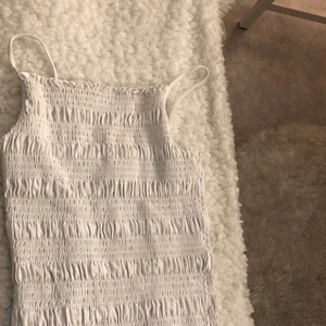 Vitt linne  - Använd 1 gång så bra skick 