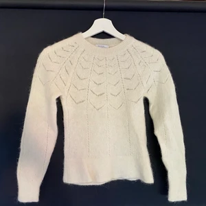 Snygg stickad tröja strl S - Bekvämt material, älskar den. Har två likadana vilket jag inte har något behov av, därför väljer jag att sälja den.