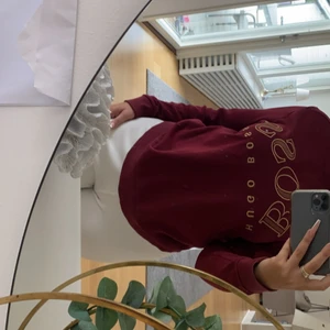 Hugo boss  - köpte denna från Johnells för cirka 8-9 månader sedan och har endast använt den 4-5 gånger. Den är köpt från kill avdelningen i st XS men passar 100% S. Köpte den för att jag tyckte att den var skit snygg men kände mig obekväm efter att jag använt den några gånger pågrund av att färgen och stilen inte riktigt passar in med mig. Den har en QR kod som bevisar att den är äkta. Den ser helt ny ut och har absolut inga skador eller fläckar. Spegeln är smutsig inte tröjan!