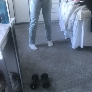Jeans - Säljer mina mom jeans från Hm! Säljer för att de börjar bli för små! Bra skick. Köpte för 4 veckor sedan, nästan aldrig använda! Priset är pluss frakt! Kan mötas upp.💕
